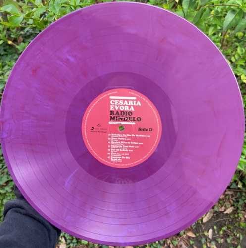 Картинка Cesaria Evora Radio Mindelo Early Recordings Purple Marbled Vinyl (2LP) MusicOnVinyl 402003 8719262027404 фото 6