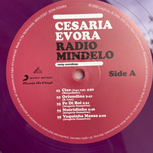 Картинка Cesaria Evora Radio Mindelo Early Recordings Purple Marbled Vinyl (2LP) MusicOnVinyl 402003 8719262027404 фото 10