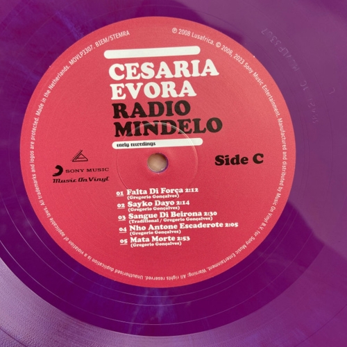 Картинка Cesaria Evora Radio Mindelo Early Recordings Purple Marbled Vinyl (2LP) MusicOnVinyl 402003 8719262027404 фото 7