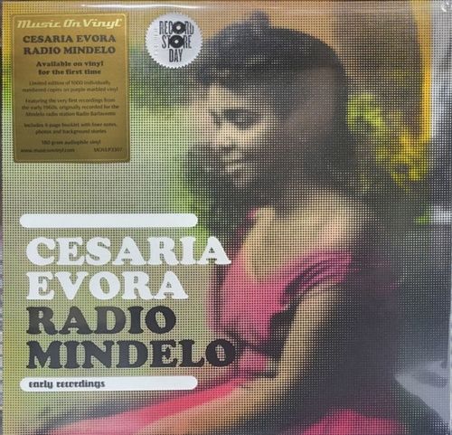 Картинка Cesaria Evora Radio Mindelo Early Recordings Purple Marbled Vinyl (2LP) MusicOnVinyl 402003 8719262027404
